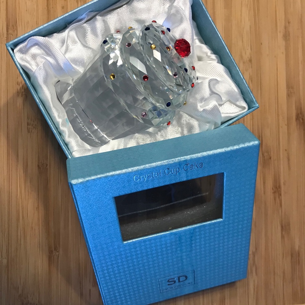 Simon Design Crystal Cupcake Paperweight